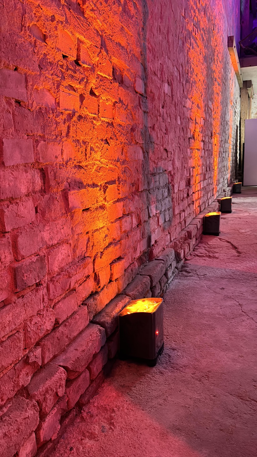 Backsteinwand mit Akku-LED-Scheinwerfern beleuchtet