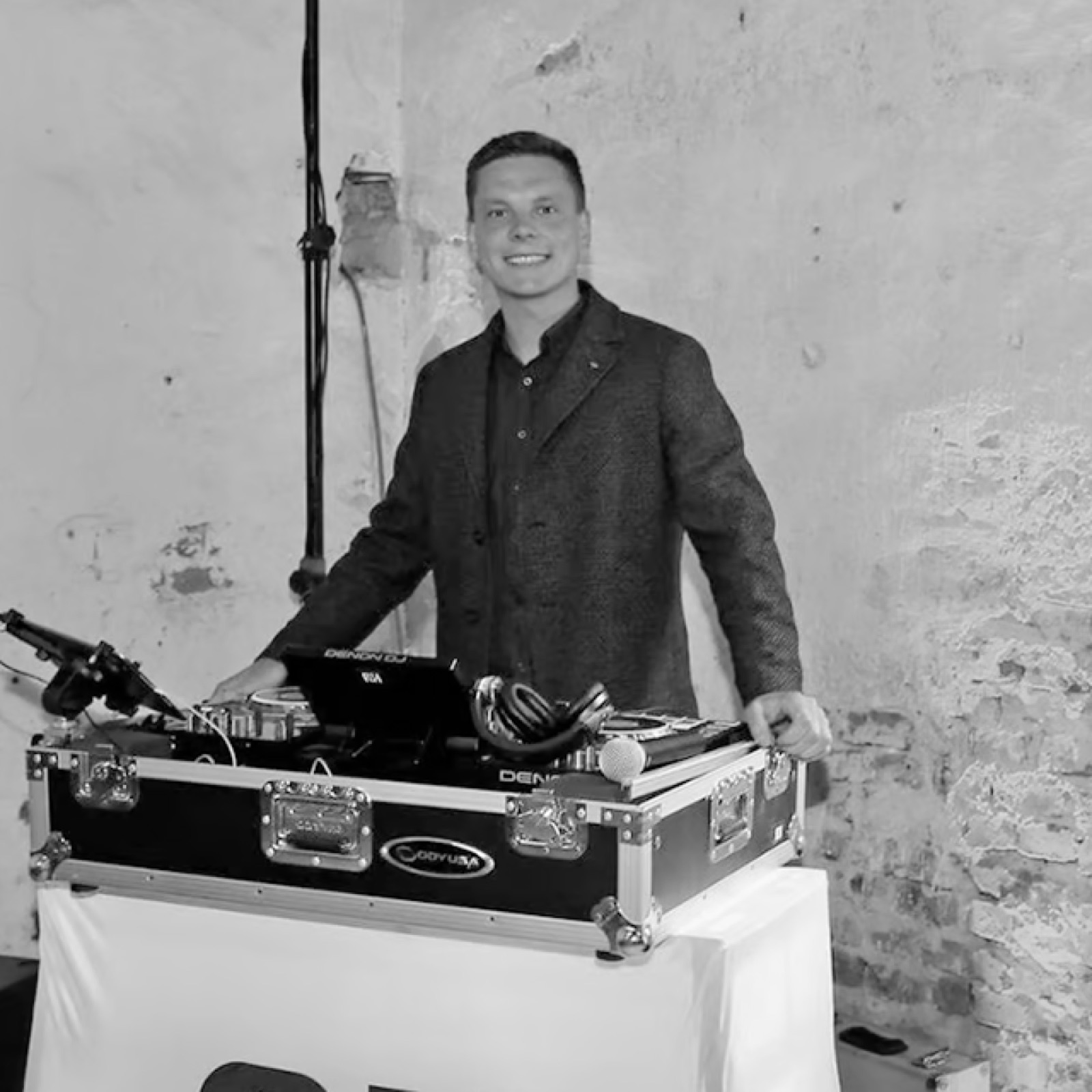 DJ Andre Hecher hinter seinem DJ-Case