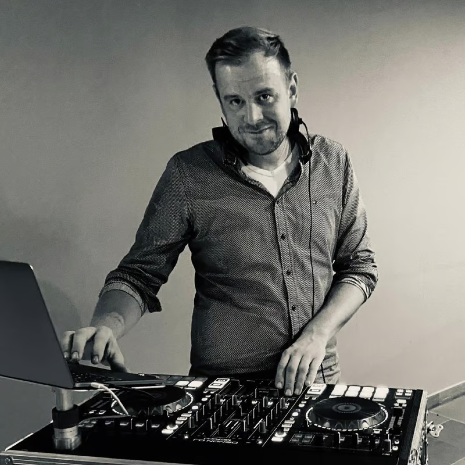 DJ Max Kernbach am Pult
