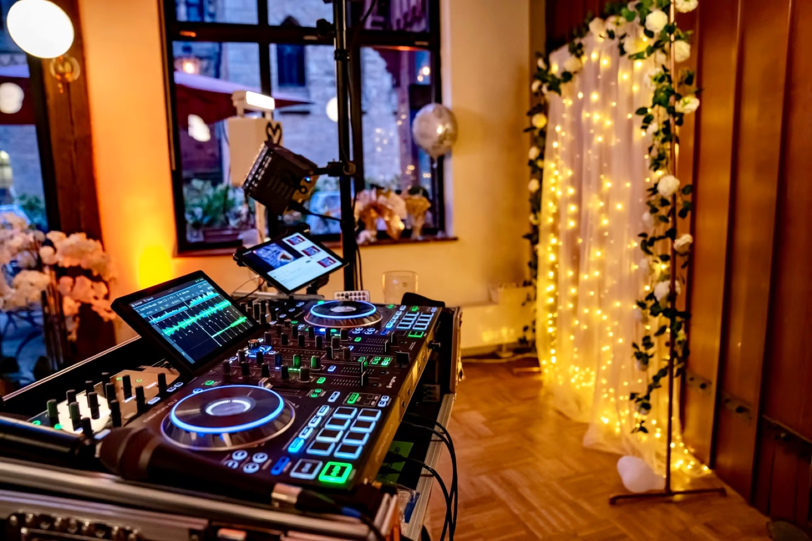 DJ-Pult mit Lichttechnik auf einer Hochzeit