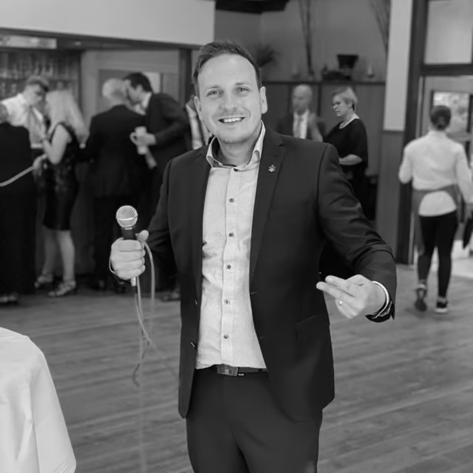 DJ Steven Geisler mit Mikrofon