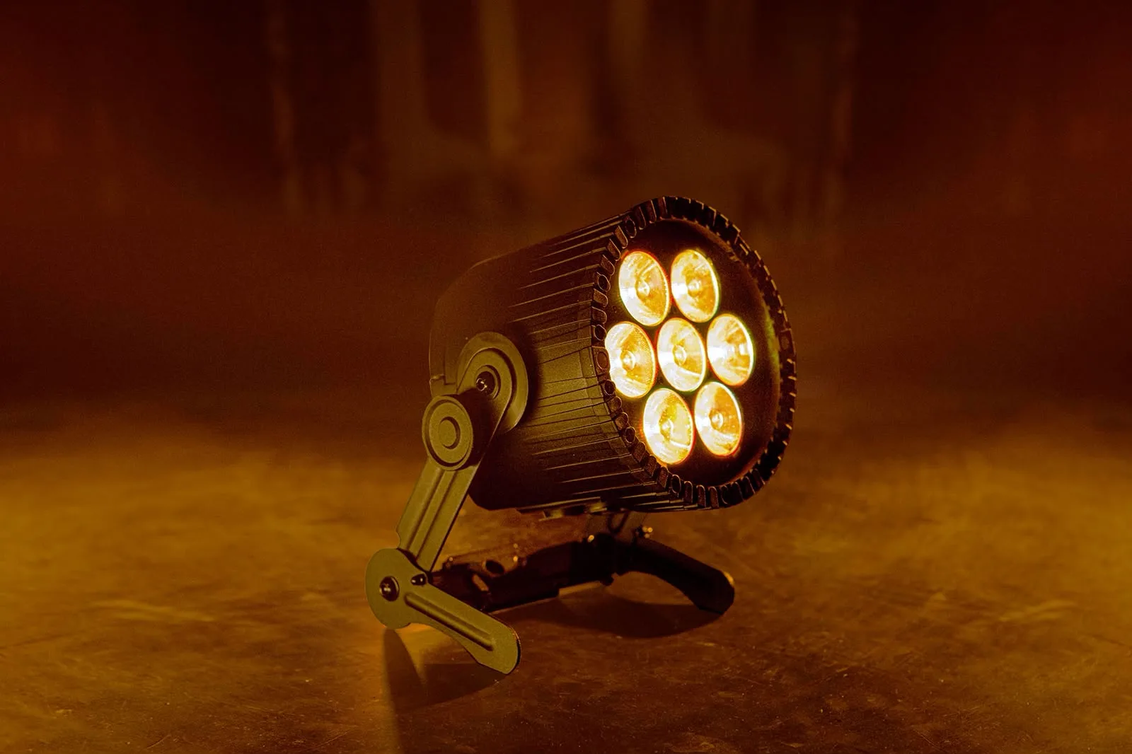 LED-Scheinwerfer auf dem Boden mit warmem Licht