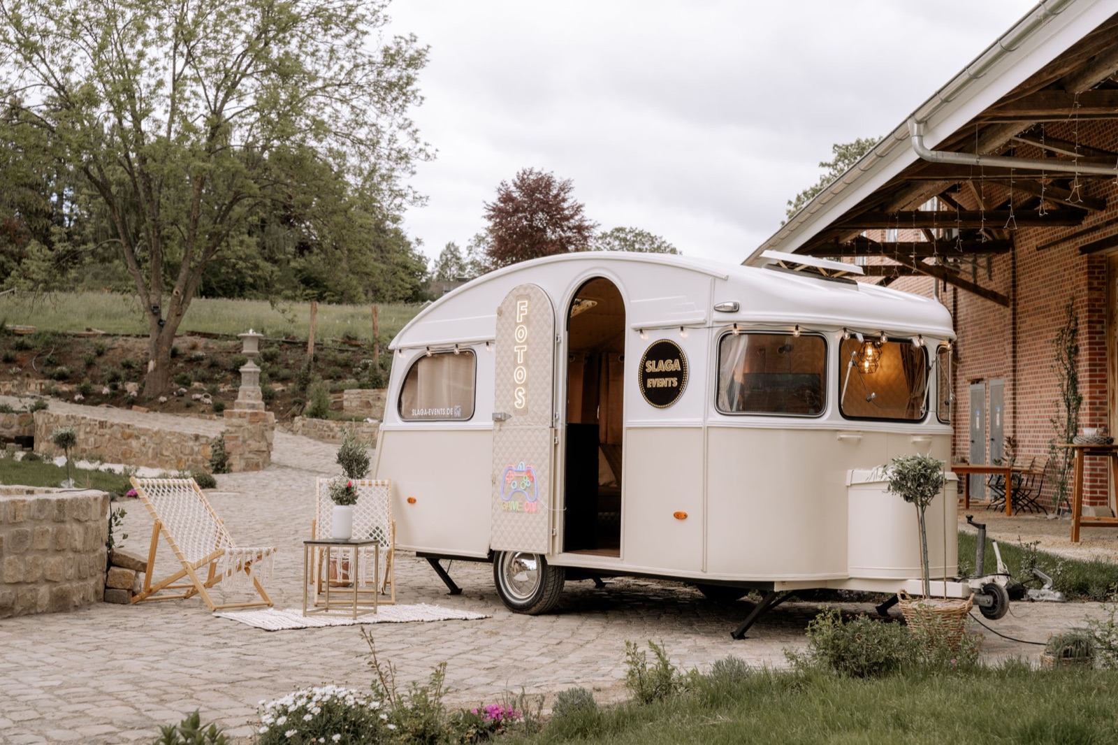 Retro-Foto-Caravan von SLAGA Events vor einer Scheune