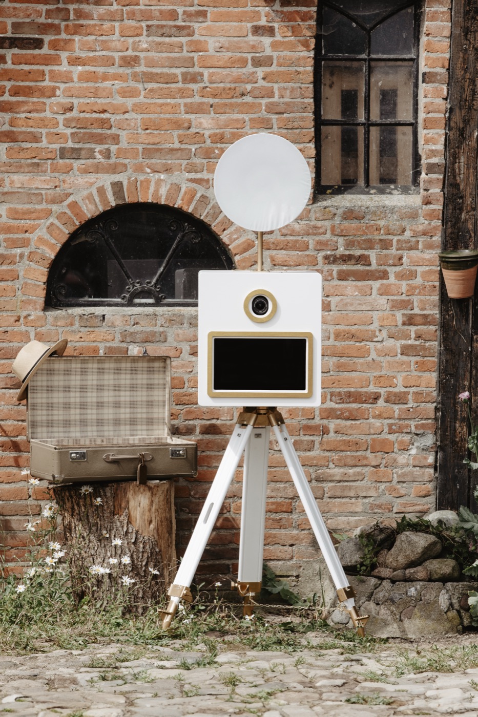 Weiße Retro-Fotobox auf Holzstativ