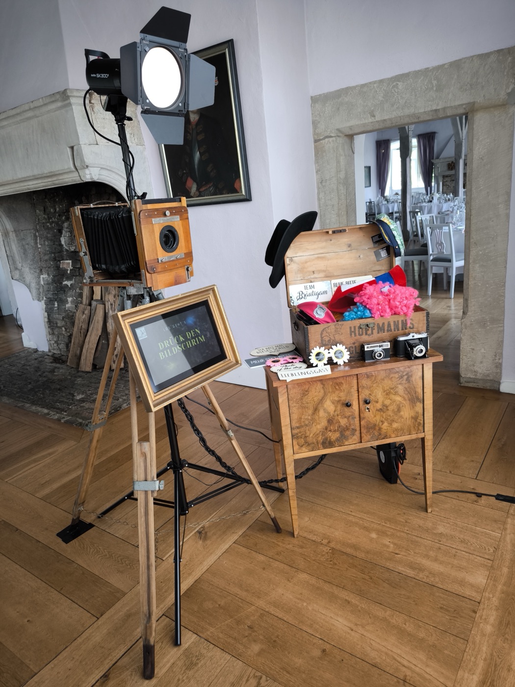 Vintage-Fotobox im Holzkamera-Design mit Bildschirm und Requisitenkiste